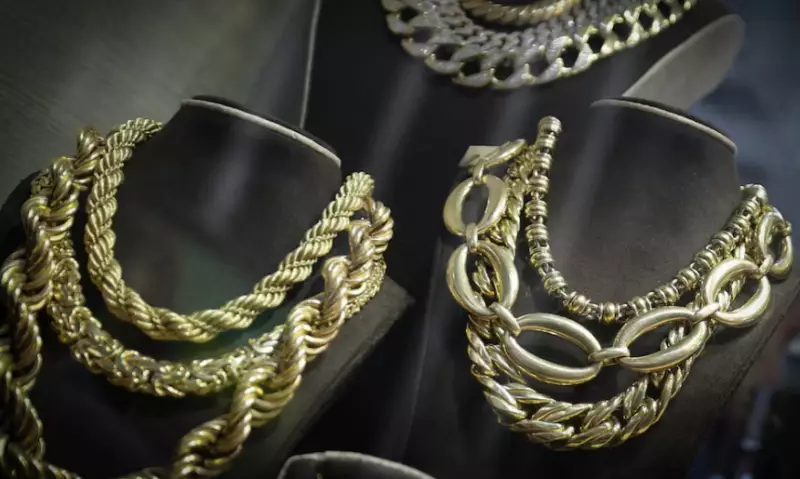 Золото дешевеет на фоне слухов о ФРС, но все еще готово к “лучшему месяцу” с 1980 года