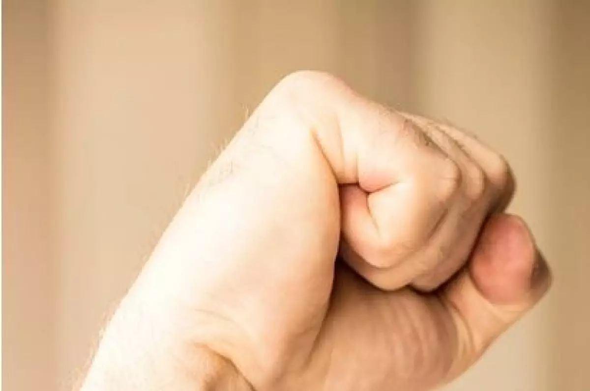 72-летняя женщина избила акмолинку вместе с 89-летней тетей