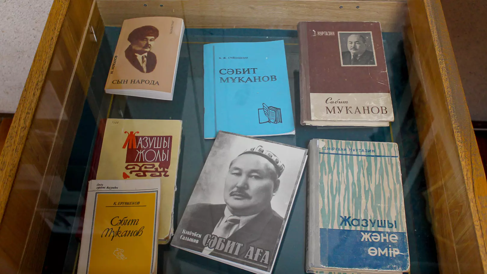 "Сәбит Мұқановты мектепте оқытпау керек" деген жазба қызу талқыға түсті