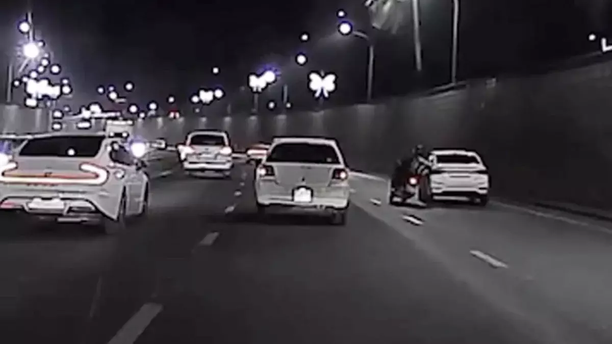 В Алматы водитель сбил мопедиста и скрылся с места ДТП (ВИДЕО)