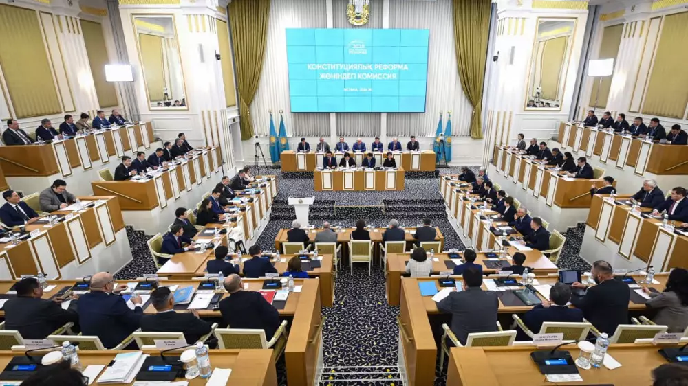 Члены комиссии предложили принять новую Конституцию — Токаев