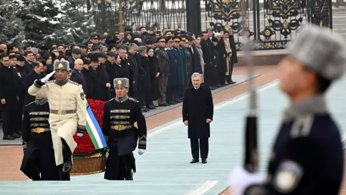 Шавкат Мирзиёев возложил цветы к памятнику Исламу Каримову в Ташкенте