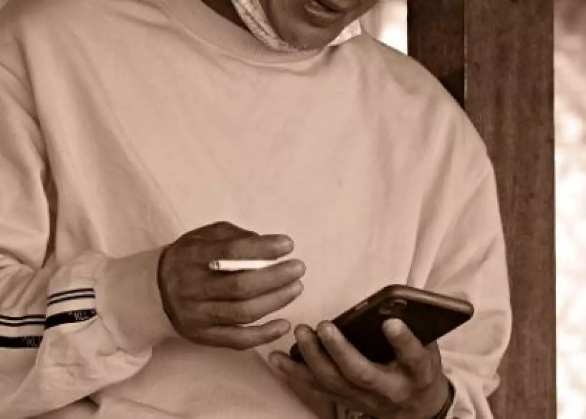 Бывший муж распространял интимные фото жены через WhatsApp в ЗКО