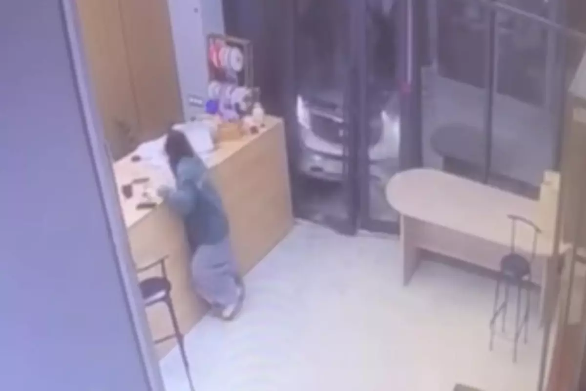 В Актау автомобиль въехал в цветочный магазин