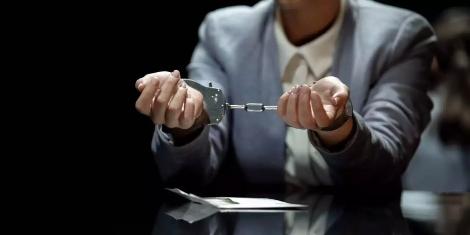 Ақтөбеде ақша бопсалаған мектеп директоры сотталды