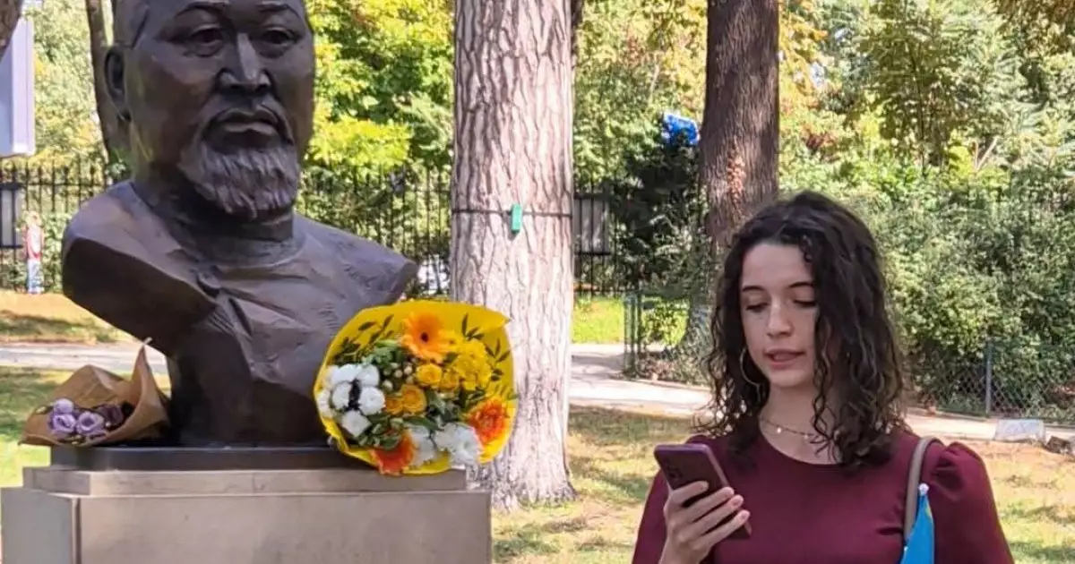  Парижде қазақ тілін насихаттап жүрген француз қыз 