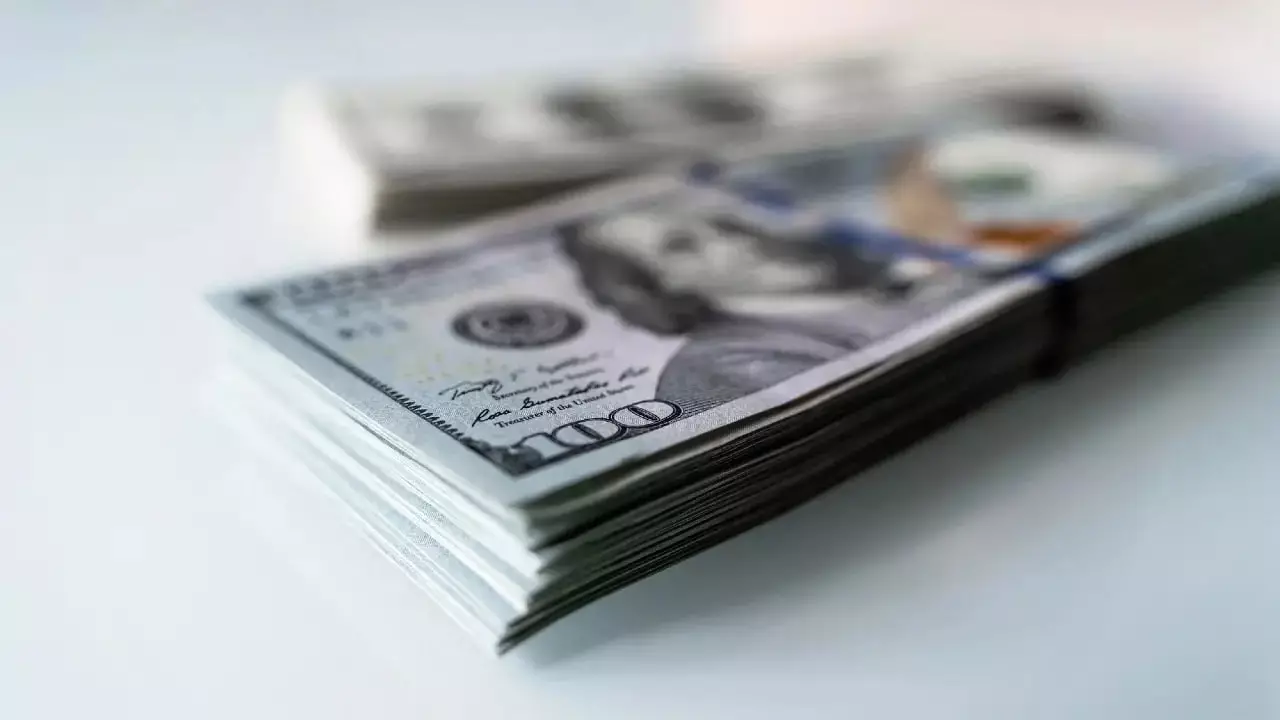 Доллар күрт арзандады: Теңге нығайып, айырбастау бекеттері жаңа бағам қойды