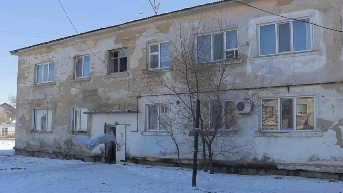 Атырауда 15 жыл бұрын апатты деп танылған үйлерде адамдар әлі тұрып жатыр