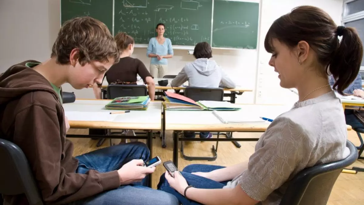 "Әр балл үшін 7мың теңге": Ақтөбеде мұғалім ҰБТ-дан өткізіп беремін деп оқушылардан ақша алған