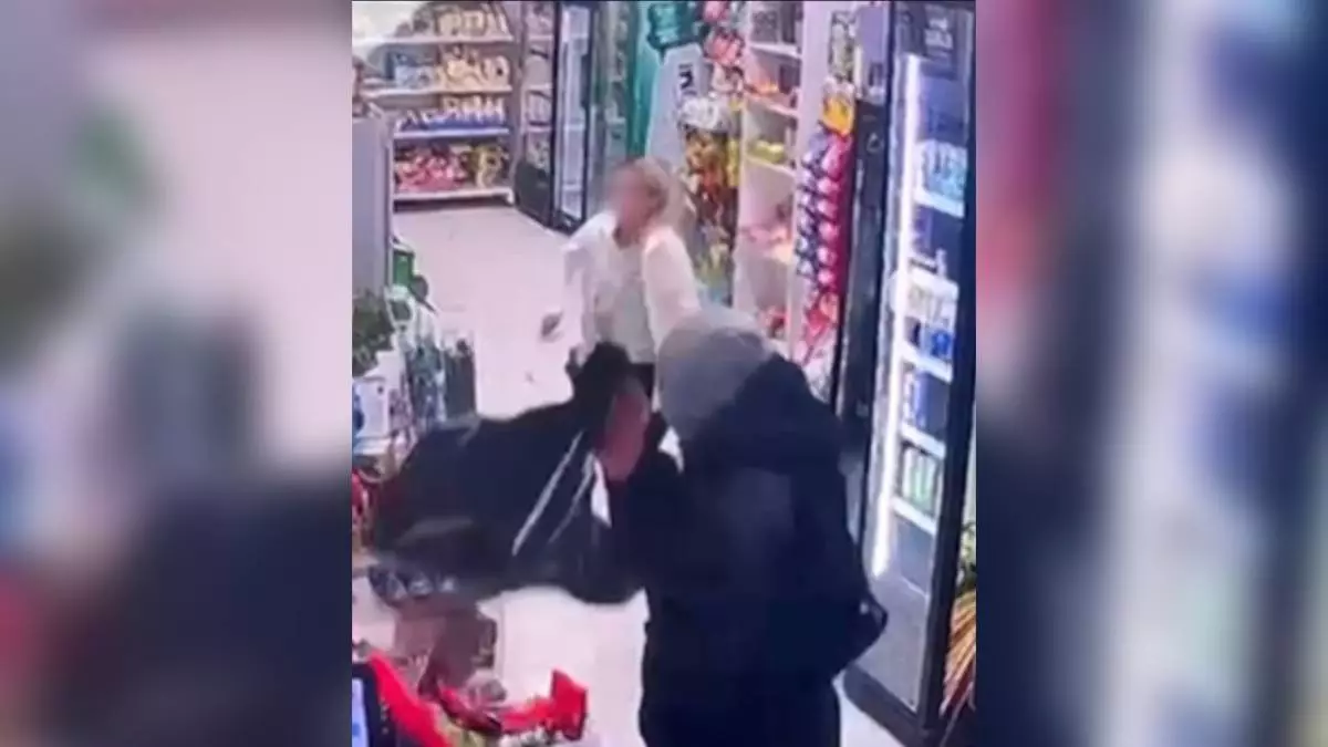 Дүкендегі шабуыл: Алматыда әйелді ұрып, алтын әшекейін тартып алған