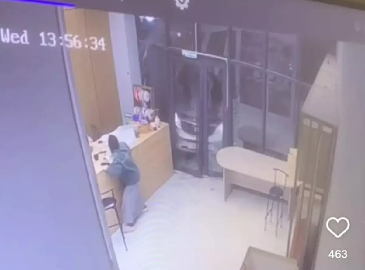 Автомобиль врезался в цветочный магазин из-за гололёда в Актау - новости на Lada.kz 30.01.2026