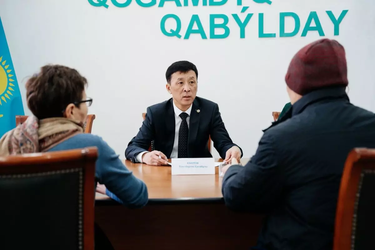 Партия AMANAT: общественные приемные продолжают помогать казахстанцам