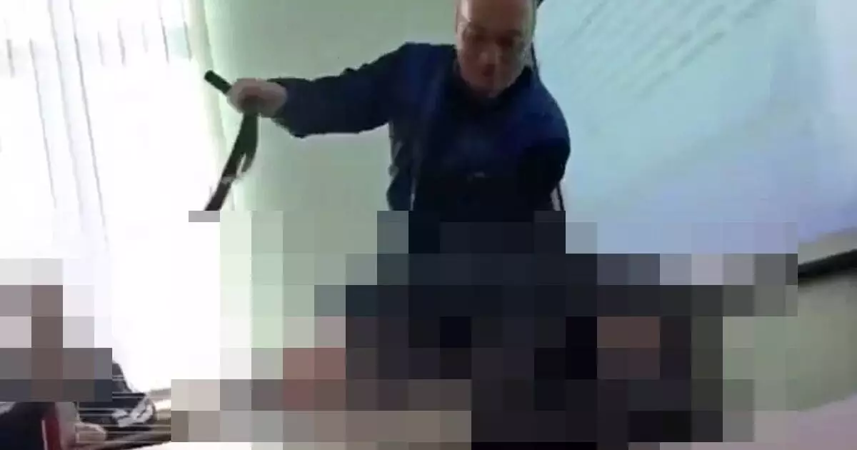  Мектеп мұғалімі 7-сынып оқушысының қолын байлап, сыныпта белдікпен ұрған (ВИДЕО) 