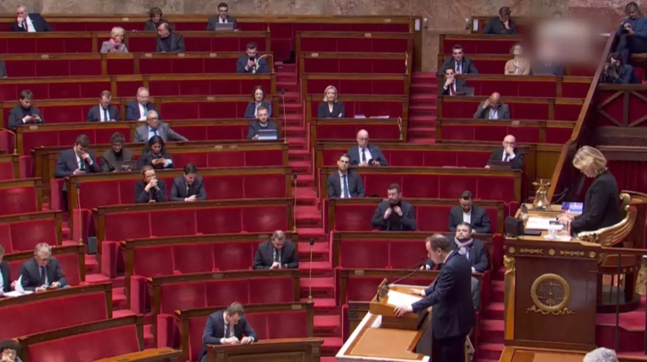 Премьер-министр Франции принял бюджет в обход Парламента