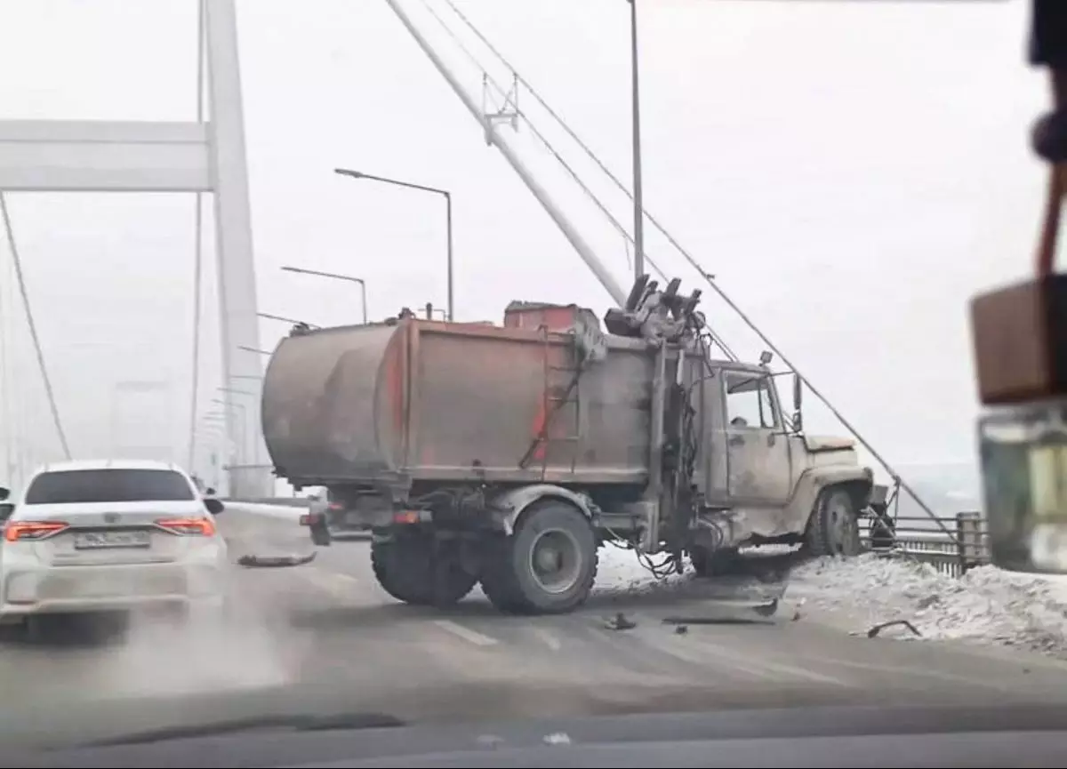 Грузовик врезался в ограждение подвесного моста в Семее
