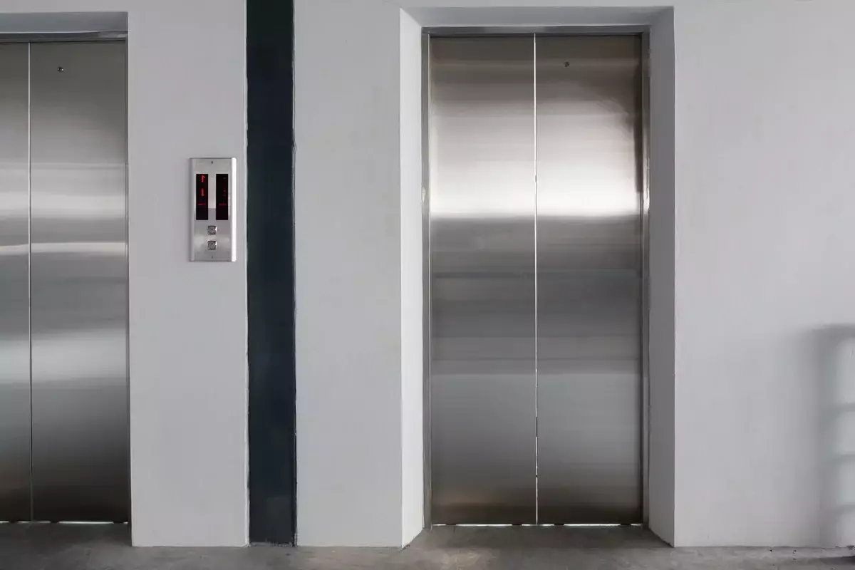 Лифт сорвался в 16-этажном ЖК Шымкента: серьезно пострадала женщина