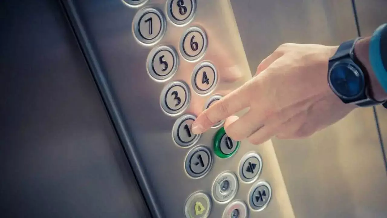 Шымкентте лифт 12-қабаттан құлады: Әйелдің аяғы сынып, омыртқасы зақымданды