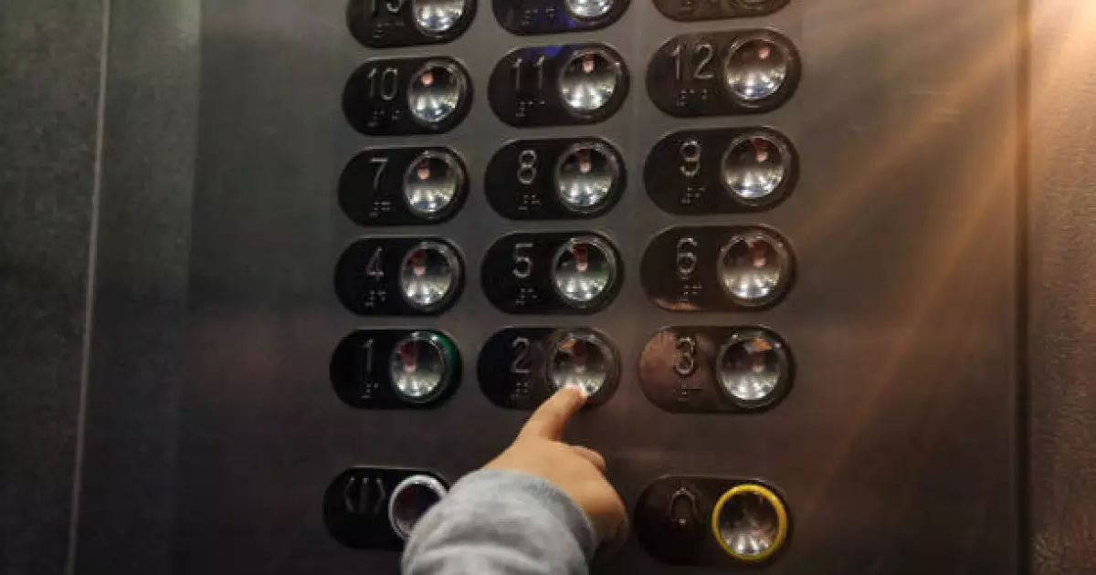   Шымкентте лифт бірден төмен құлап, әйел адам ауыр жарақатпен ауруханаға түсті   