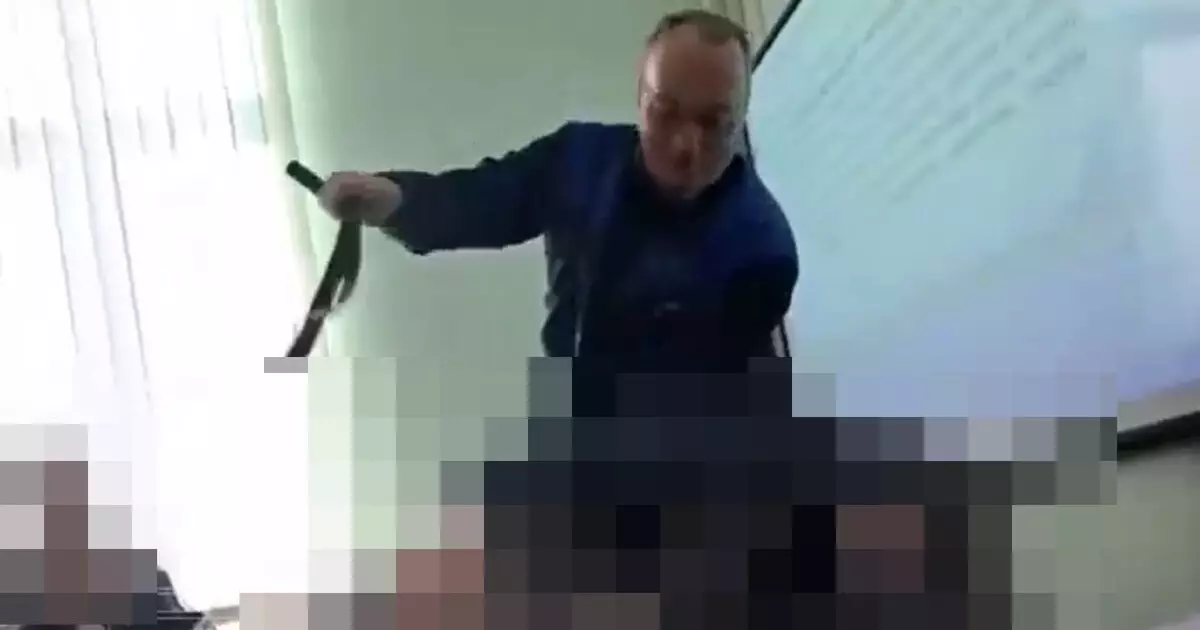  Мектеп мұғалімі көп шулаған оқушысының қолын байлап, белдікпен ұрған (ВИДЕО) 