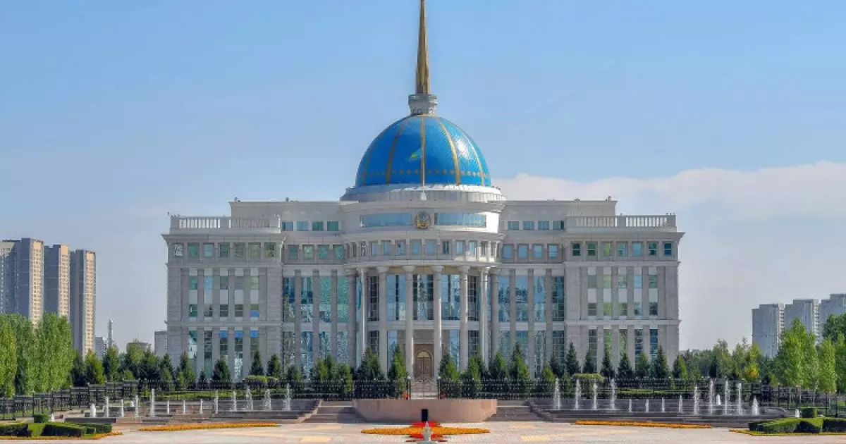  Конституция жобасына сәйкес, Президент мерзімінен бұрын қызметінен кеткен жағдайда оның өкілеттігін кім өз мойнына алады? 