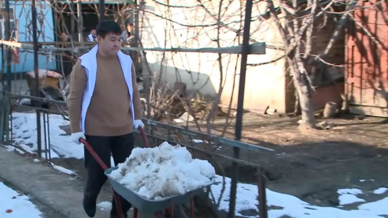 Түркістандық белсенділер «Таза Қазақстан» аясында қарияға қолғабыс етті