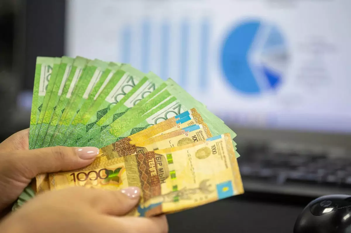 Молодые казахстанцы получили по 130 долларов