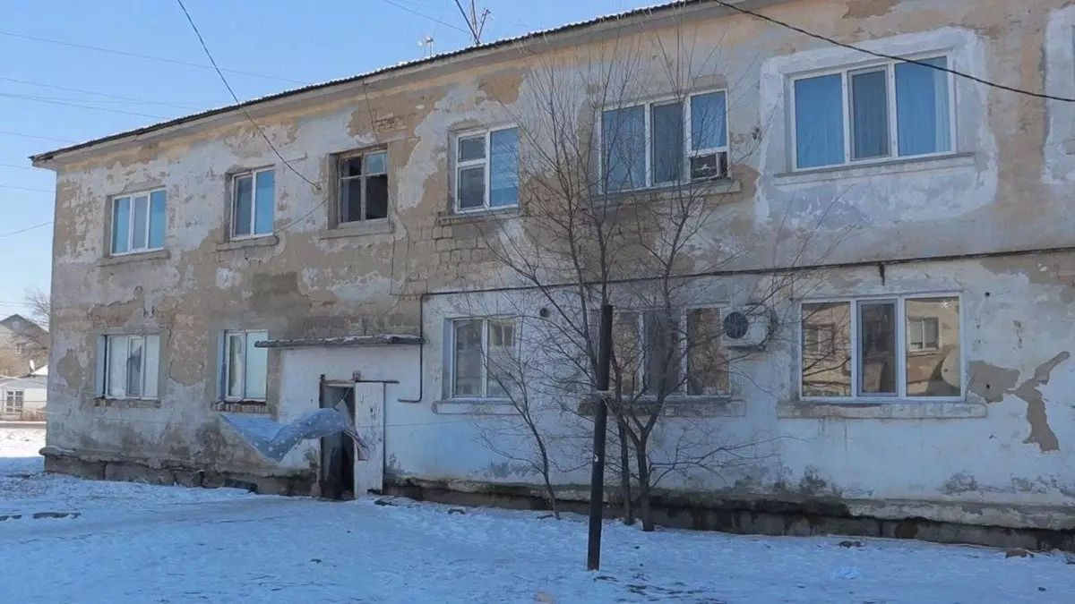 Атырауда 15 жыл бұрын апатты деп танылған үйде тұрғындар әлі өмір сүріп жатыр