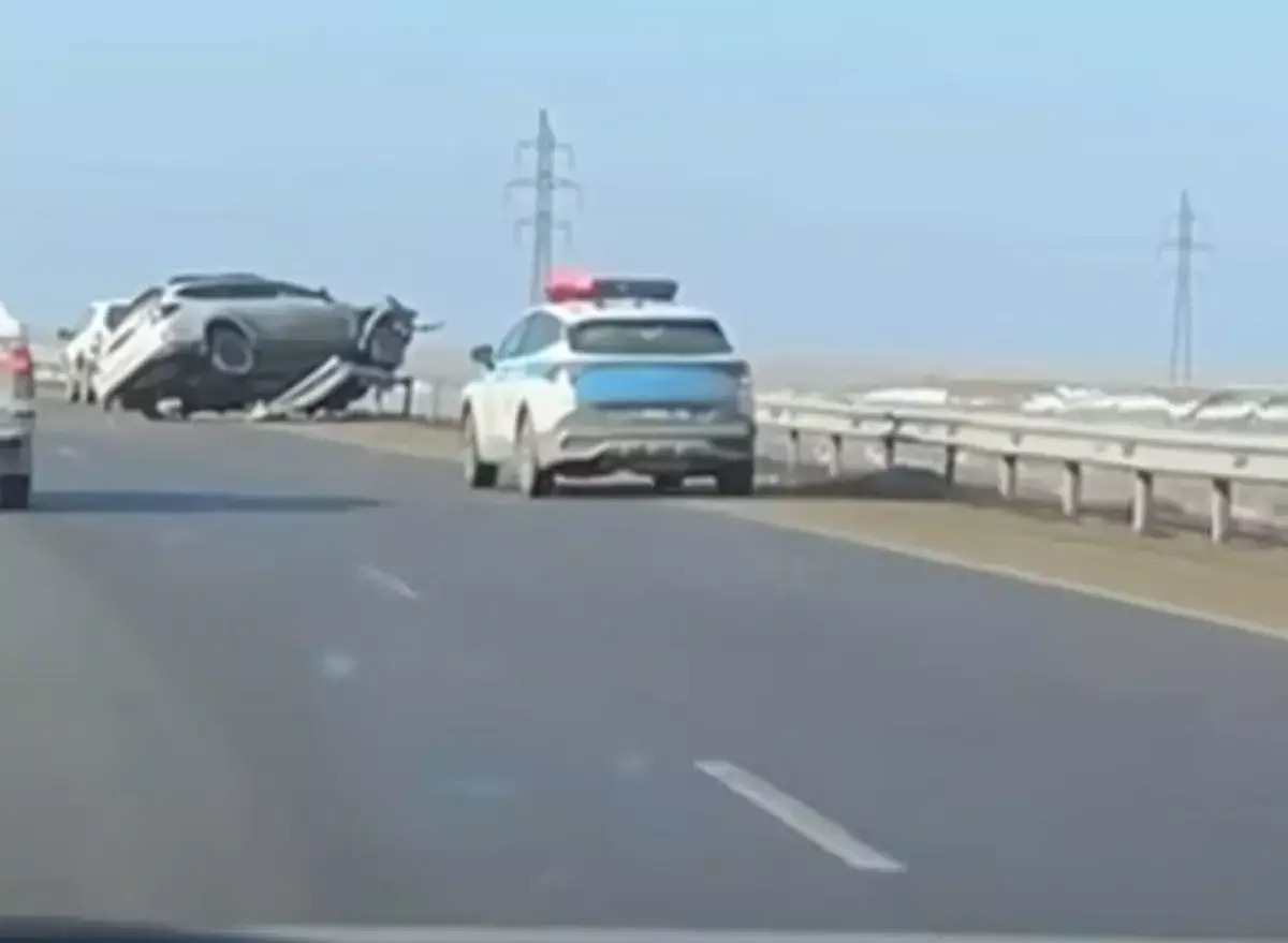 Автомобиль влетел в ограждение на трассе Актау – Жетыбай - новости на Lada.kz 31.01.2026