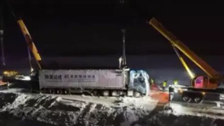 ШҚО тасжолында жүк көлігі жолдан шығып кетті