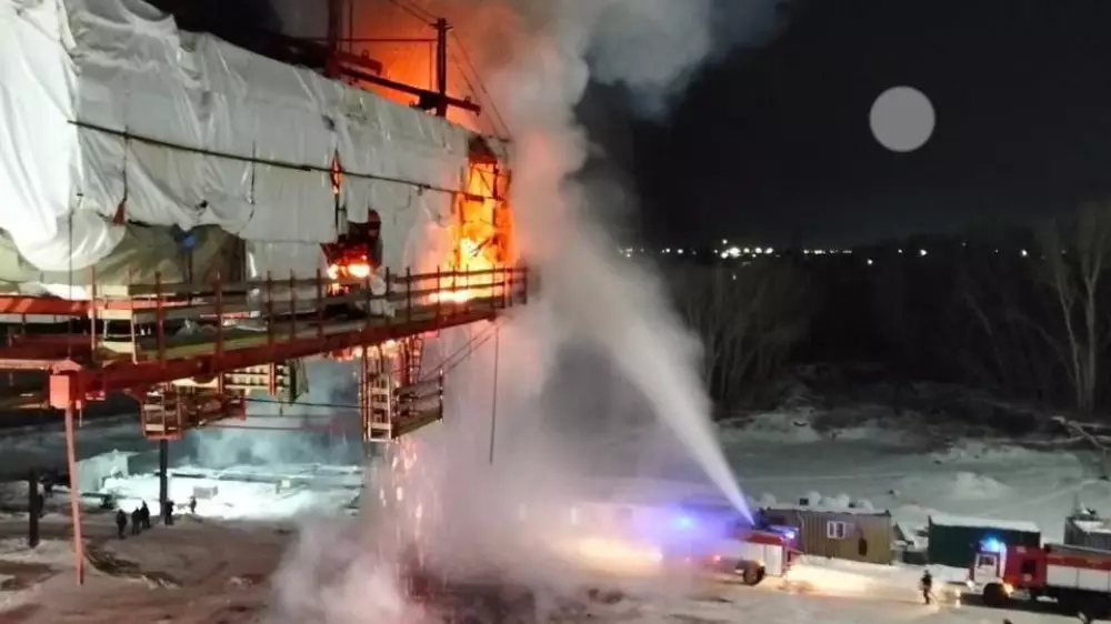 Строящийся многомиллиардный мост загорелся в Павлодаре