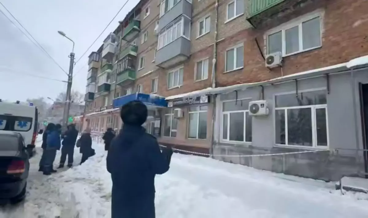 Глыбы льда с крыш убили двух россиянок за один день