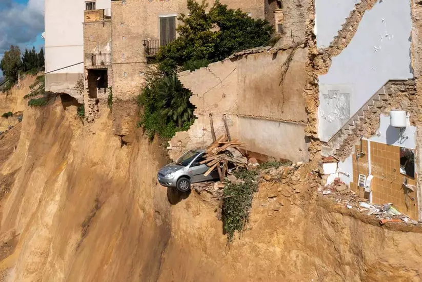 В МИРЕ: взрыв газа в Узбекистане, рост туберкулёза в Британии и оползень на Сицилии