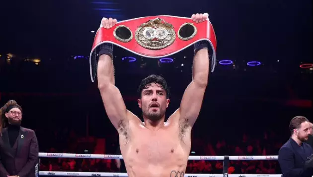 Сенсацией и потерей титула обернулся главный бой вечера бокса в Британии