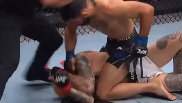 Досрочная развязка случилась в соглавном бою UFC