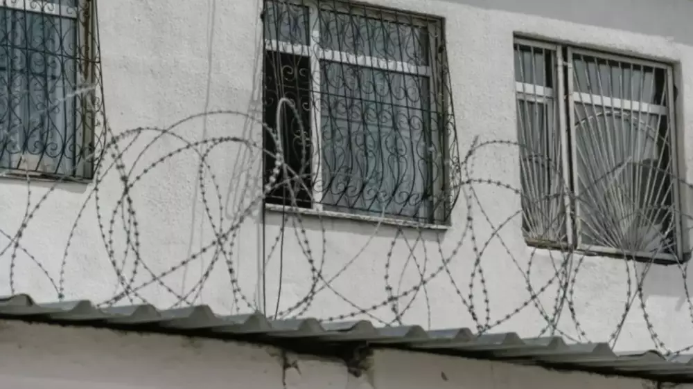 Абай облысындағы колонияда бір тұтқын төбелестен кейін көз жұмды