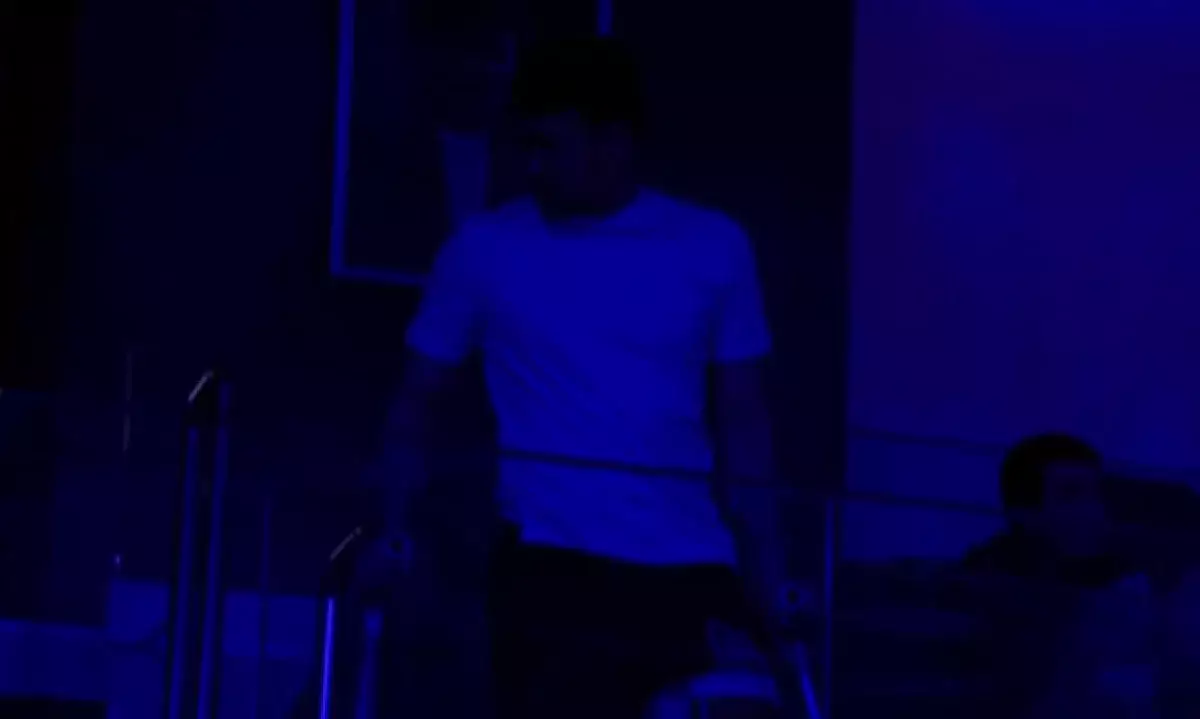 Шавкат Рахмонов был замечен на костылях в Алматы