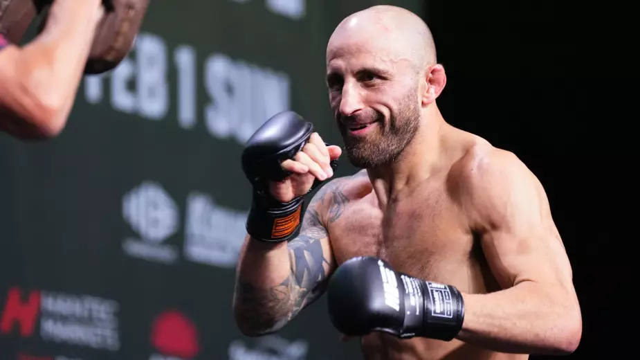 Волкановски защитил титул в бою с Лопесом на UFC 325