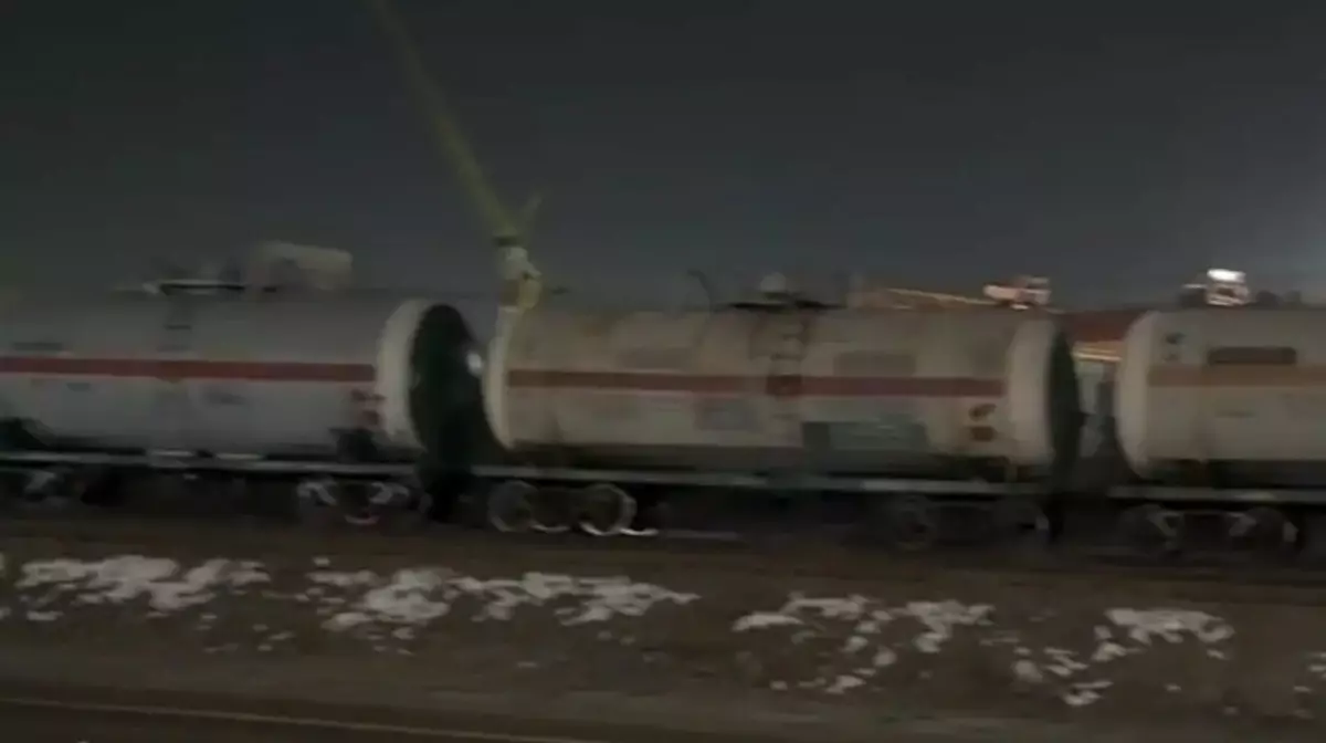 В Талдыкоргане пять цистерн со сжиженным газом сошли с рельсов