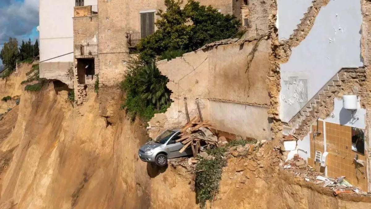 Cицилиядағы көшкін: Ондаған көлік үйінді астында қалды