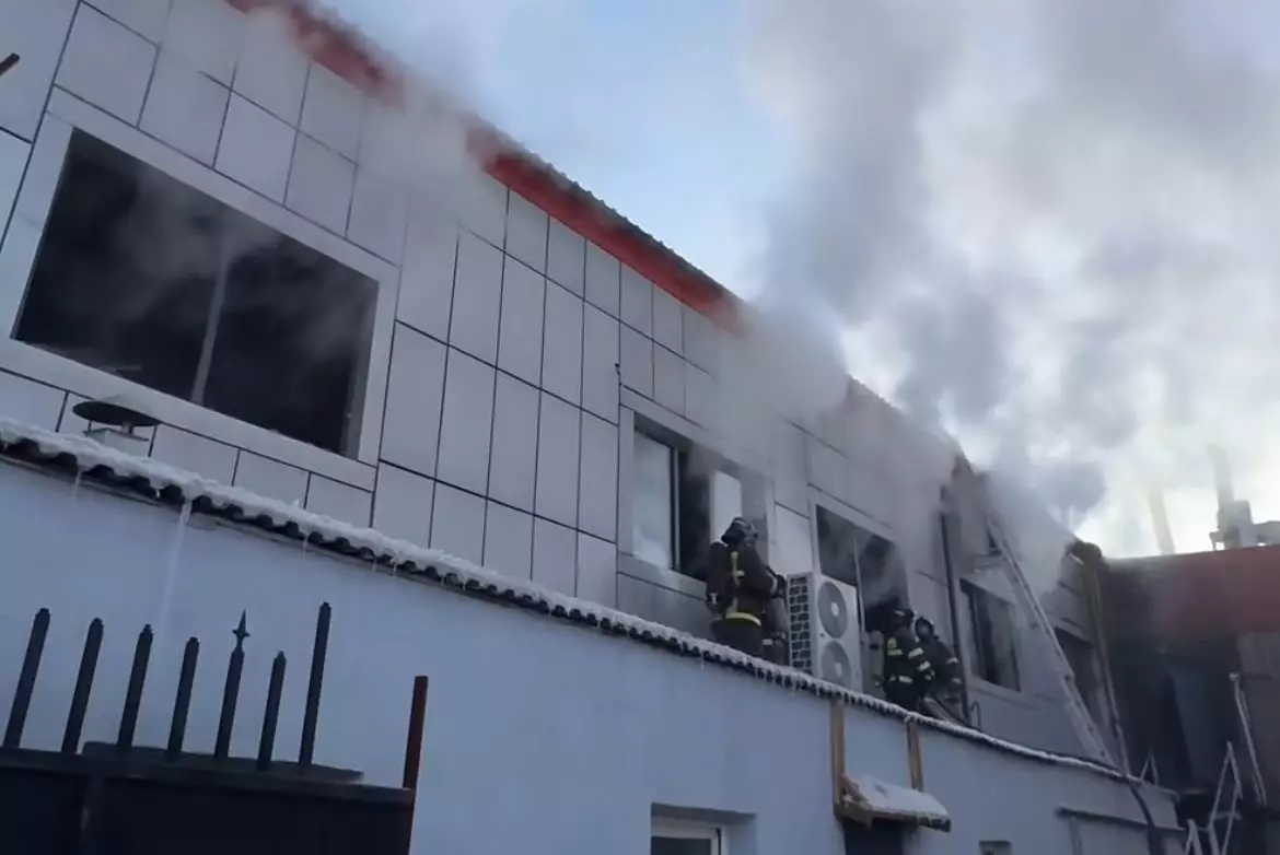 В Астане загорелось двухэтажное кафе