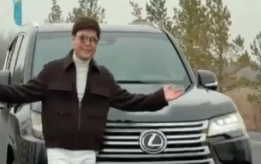 Жолда видео түсірген әнші Ернар Айдарға айыппұл салынды