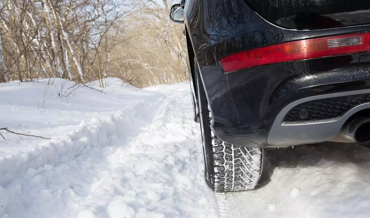 Две трассы закрыли из-за непогоды в ЗКО