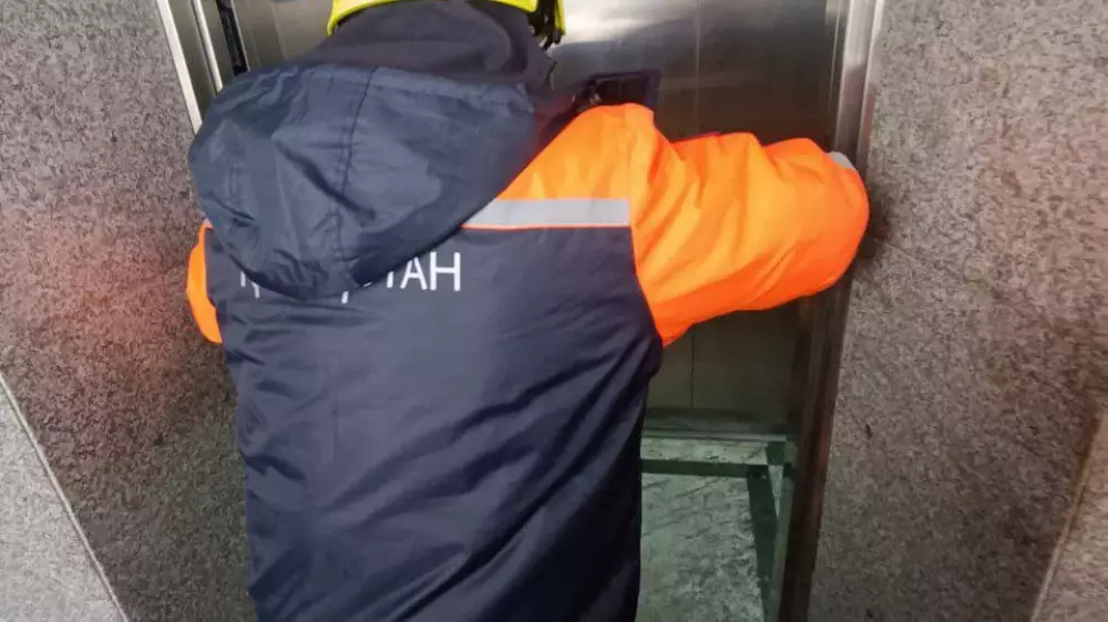 Подросток застрял в лифте на пешеходном мосту в Астане