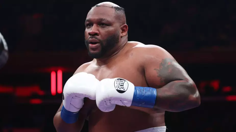 У боксера слетел парик во время боя