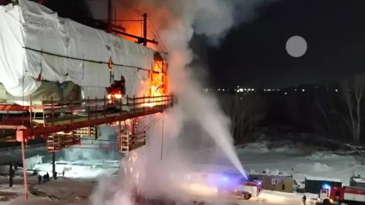 Пожар на строящемся мосту в Казахстане