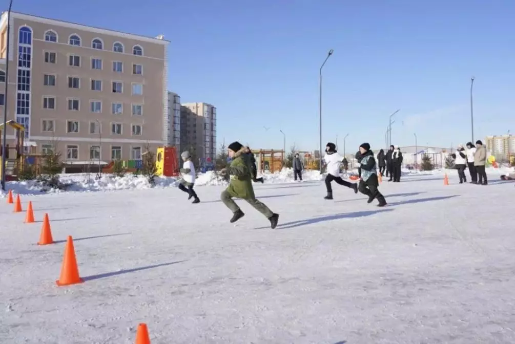 В Астане впервые зимой прошла семейная эстафета "Папа, мама и я"