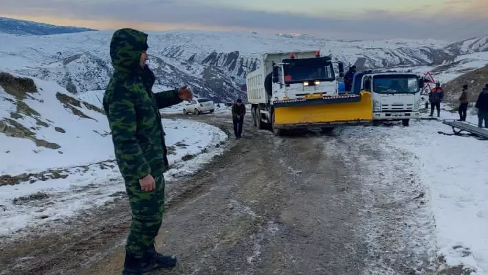 В Кашкадарье снегопад отрезал от внешнего мира около 600 человек