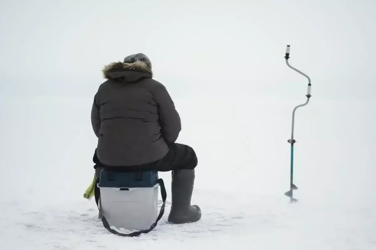 Астанада қар құрсауында қалған екі балықшы құтқарылды