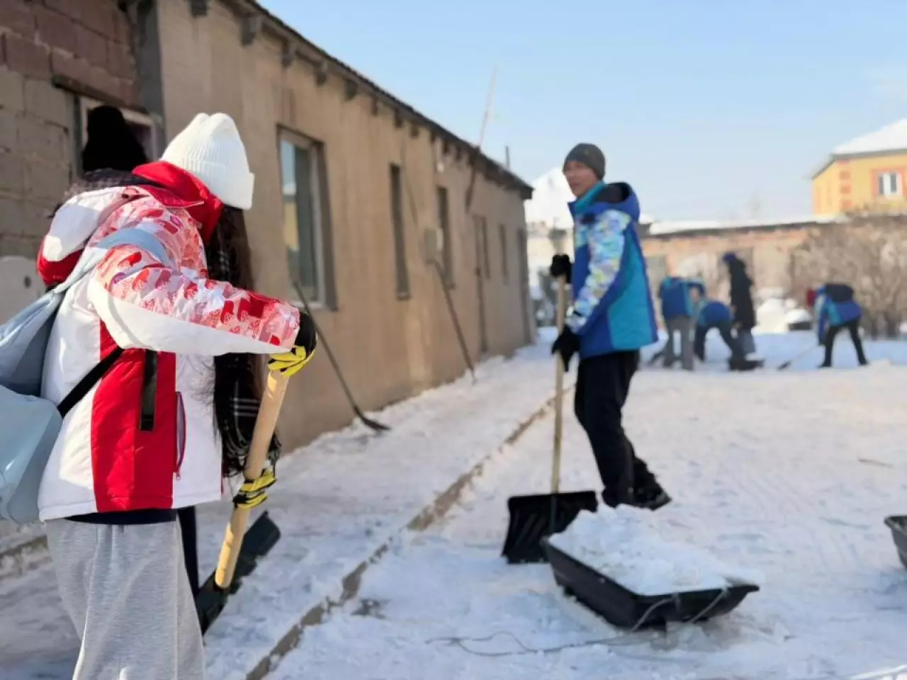 Волонтеры очистили дворы пожилых жителей столицы от снега