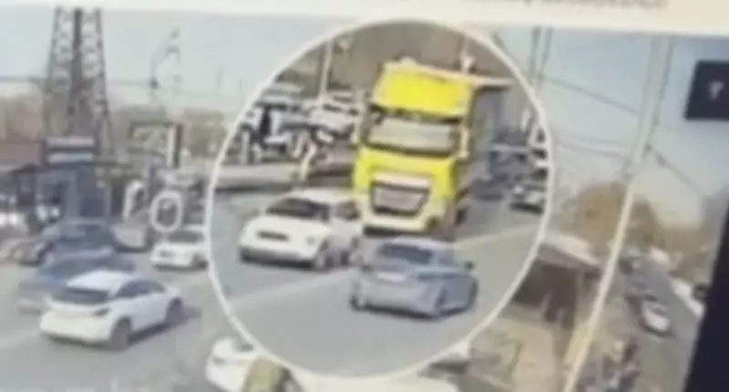 В Алматы грузовик насмерть сбил пешехода
